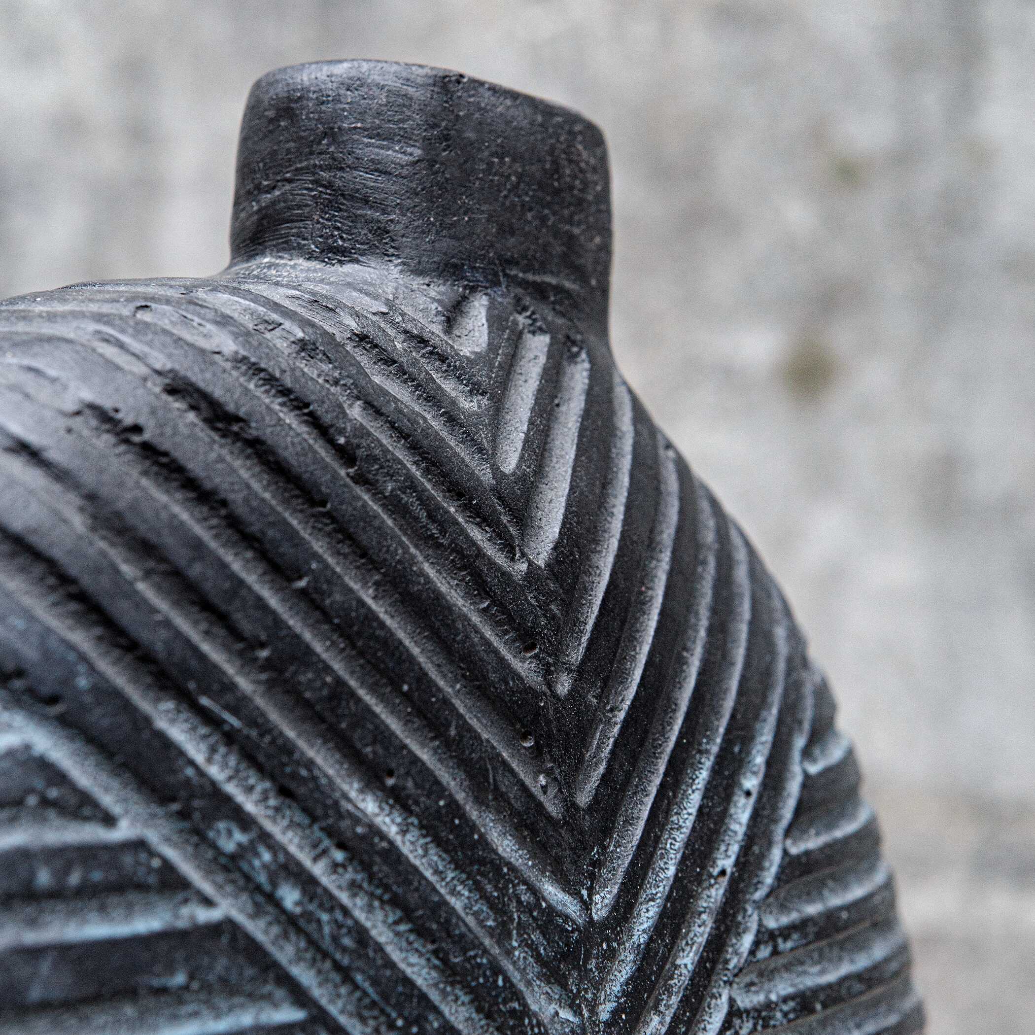 Viewpoint Aged Black Vases Set/2